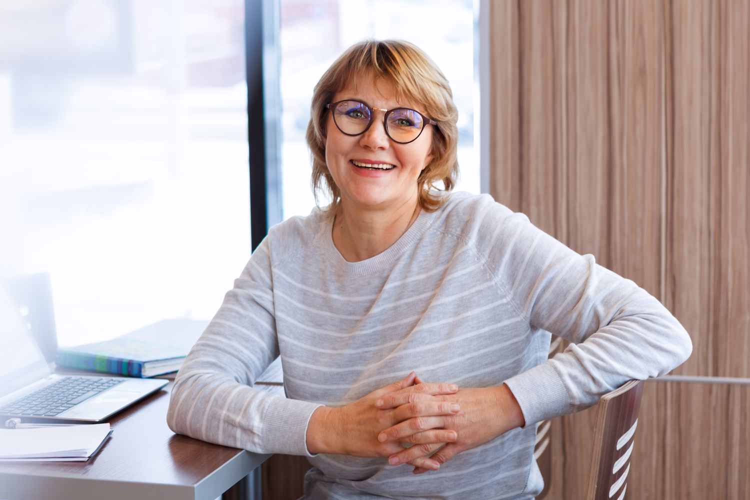 HR-kvinna vid skrivbord