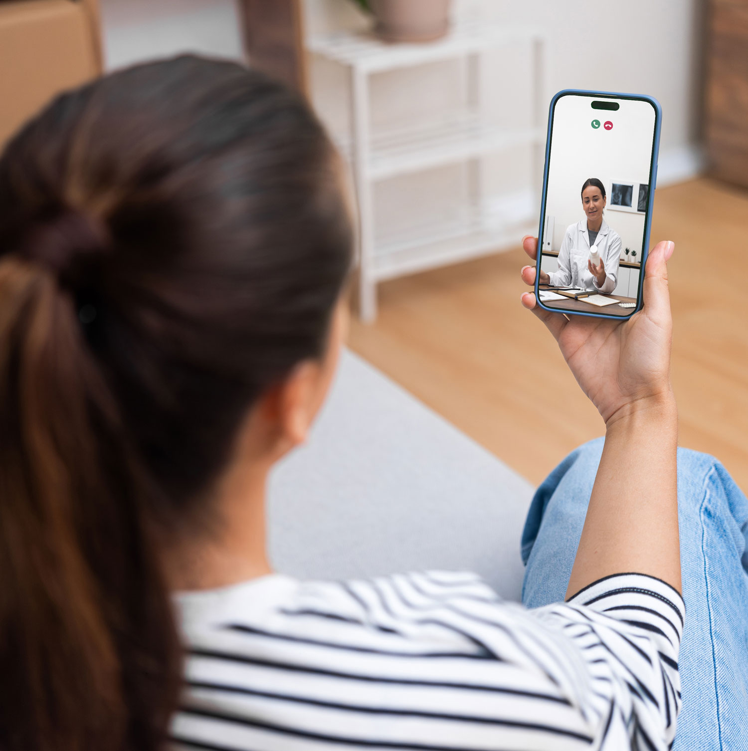 Kvinna i digitalt möte med läkare